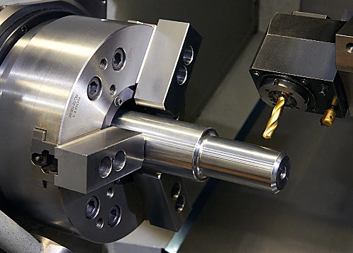 Pieza de acero en un torno industrial